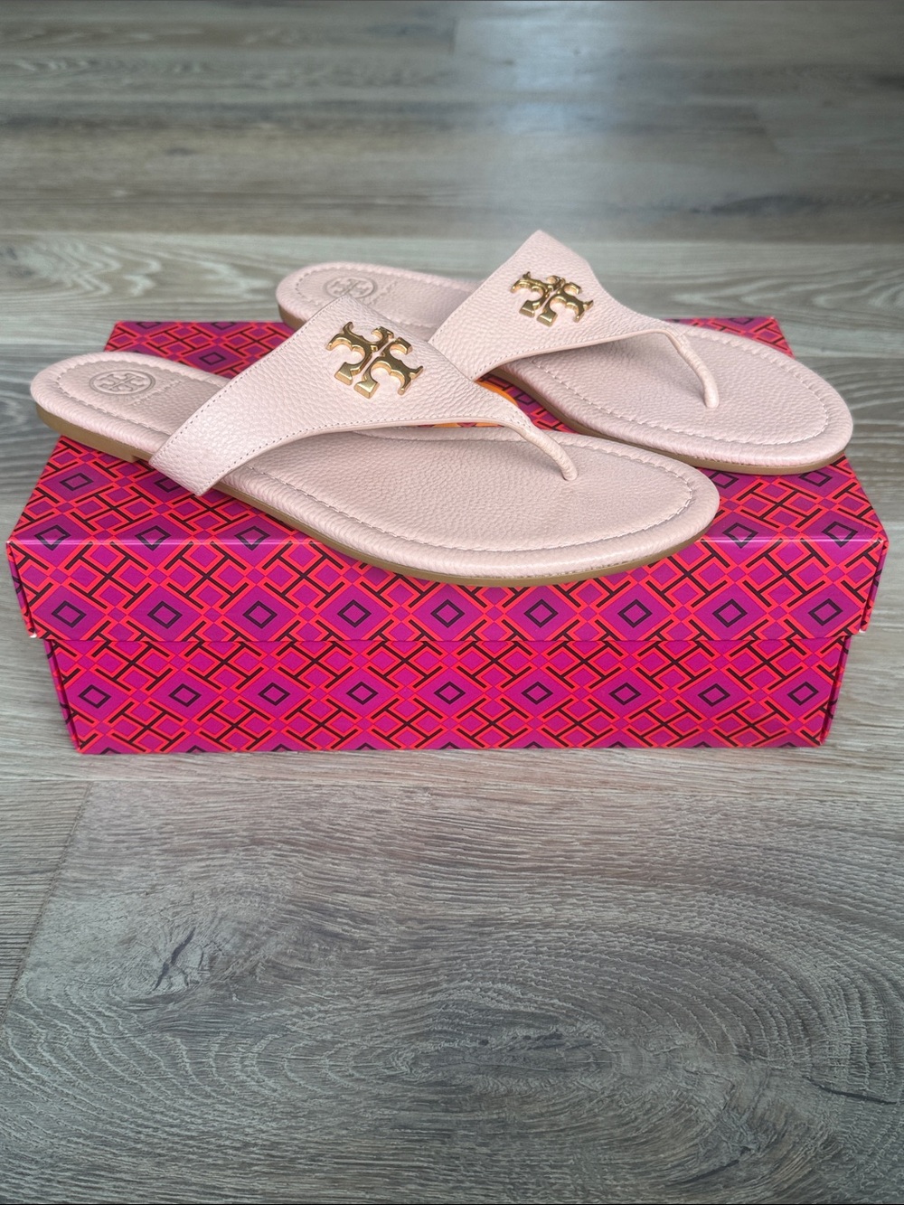 Tory Burch Sea Shell Pink Tumbled Leather Sandal Flat Thong Gold Double T Logo 9 - Picture 4 of 9